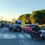 L’intervento dei soccorsi dopo l’incidente sulla rotatoria della Valle Goppion
