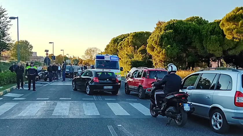 L’intervento dei soccorsi dopo l’incidente sulla rotatoria della Valle Goppion
