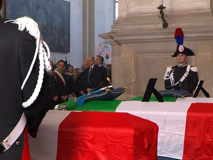 Un momento della cerimonia funebre dei tre carabinieri uccisi