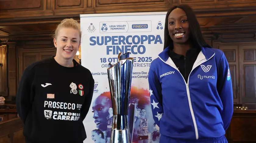 Le capitane Wolosz e Egonu con la Supercoppa in palio al PalaTrieste (Lasorte)