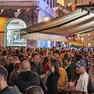 Turisti nel fine settimana della Barcolana in piazza Cavana (Lasorte)