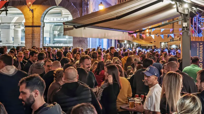 Turisti nel fine settimana della Barcolana in piazza Cavana (Lasorte)