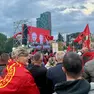 I manifestanti riuniti venerdì sera a Tirana, in Albania