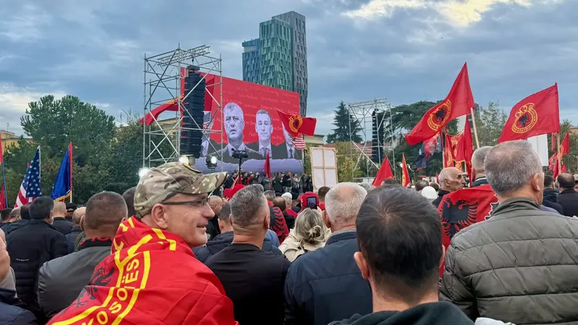 I manifestanti riuniti venerdì sera a Tirana, in Albania