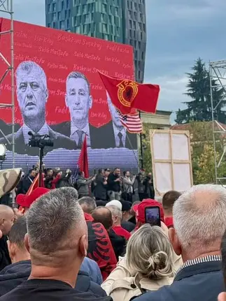 I manifestanti riuniti venerdì sera a Tirana, in Albania