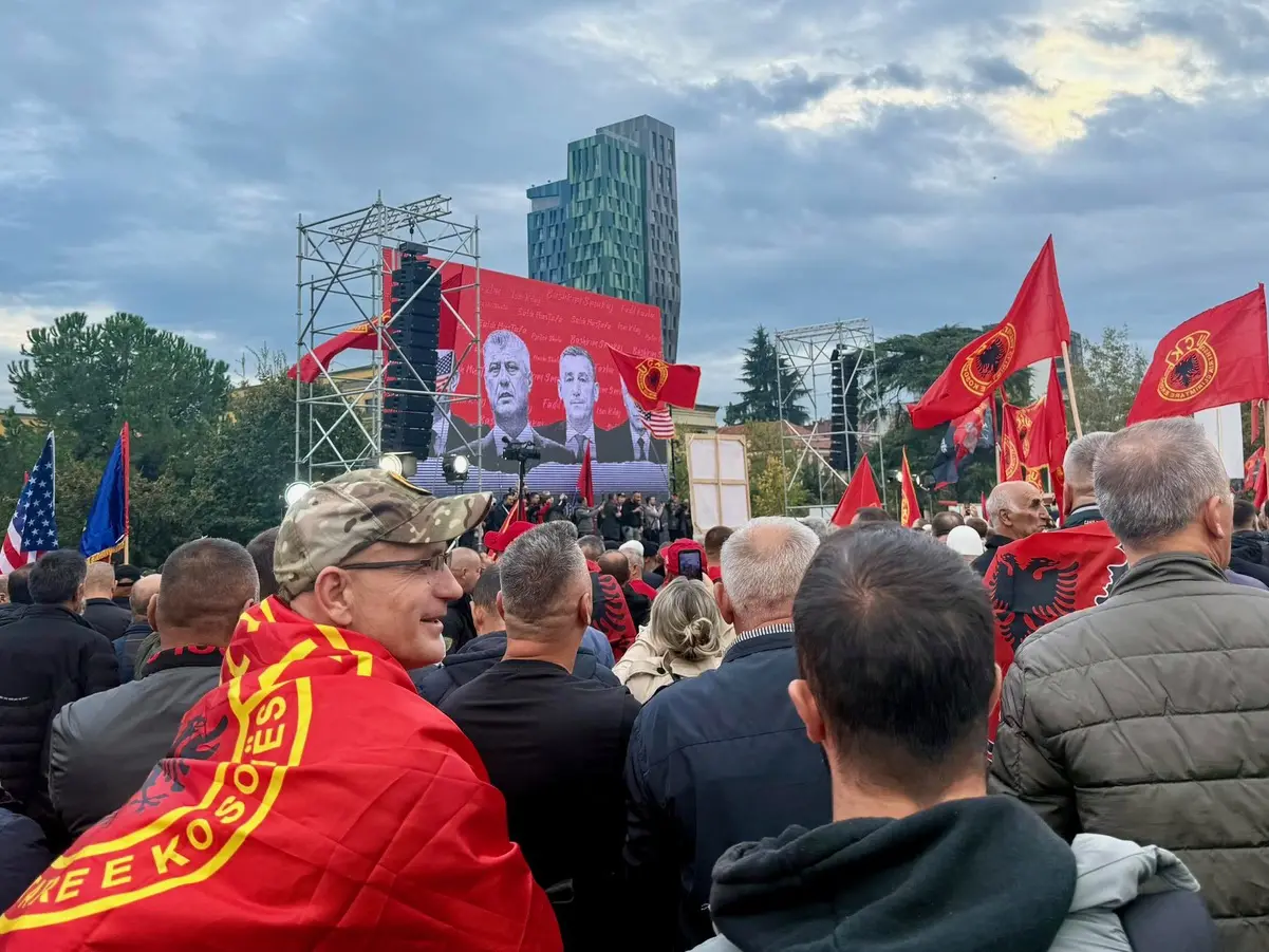 I manifestanti riuniti venerdì sera a Tirana, in Albania