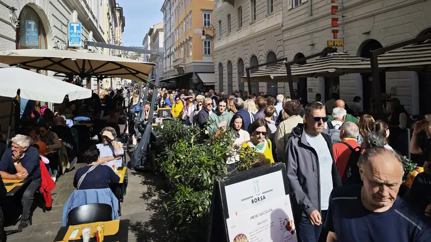 Turisti in via Cassa di Risparmio (Lasorte)