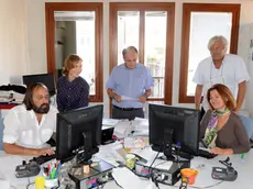 Tantucci al centro con Vitucci, Pivato (sinistra), De Rossi e Cecchetti nella storica redazione di Venezia