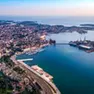 La città di Pola e di fronte, a destra, il comprensorio del cantiere navale Scoglio Olivi