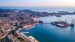 La città di Pola e di fronte, a destra, il comprensorio del cantiere navale Scoglio Olivi