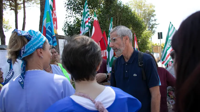 Corbatto con il personale in occasione di una protesta sindacale sotto Casa Serena nel 2024. Katia Bonaventura