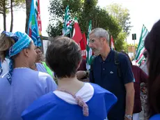 Corbatto con il personale in occasione di una protesta sindacale sotto Casa Serena nel 2024. Katia Bonaventura