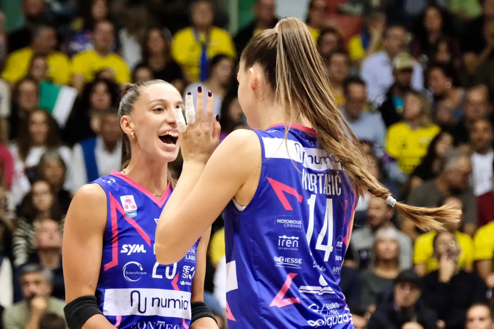 Il volley femminile italiano riparte da Nord Est dove sabato 18 ottobre al PalaTrieste si assegna il primo trofeo della stagione, quella Supercoppa italiana che la Prosecco Doc Conegliano vince ininterrottamente da sette stagioni, e che nelle ultime due l’ha vista primeggiare contro la Numia Vero Volley Milano, nuovamente avversario. Le foto del match di Massimo Silvano
