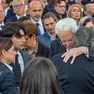 L'abbraccio di Mattarella ai parenti dei tre carabinieri uccisi nella strage di Castel d'Azzano