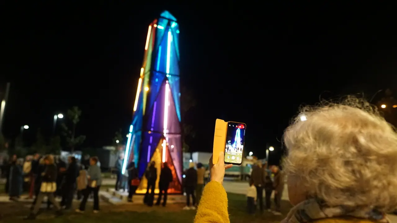 Cittadini attorno a Go!Pharus illuminato: l'accensione è avvenuta in serata. Foto Marega e Bumbaca.