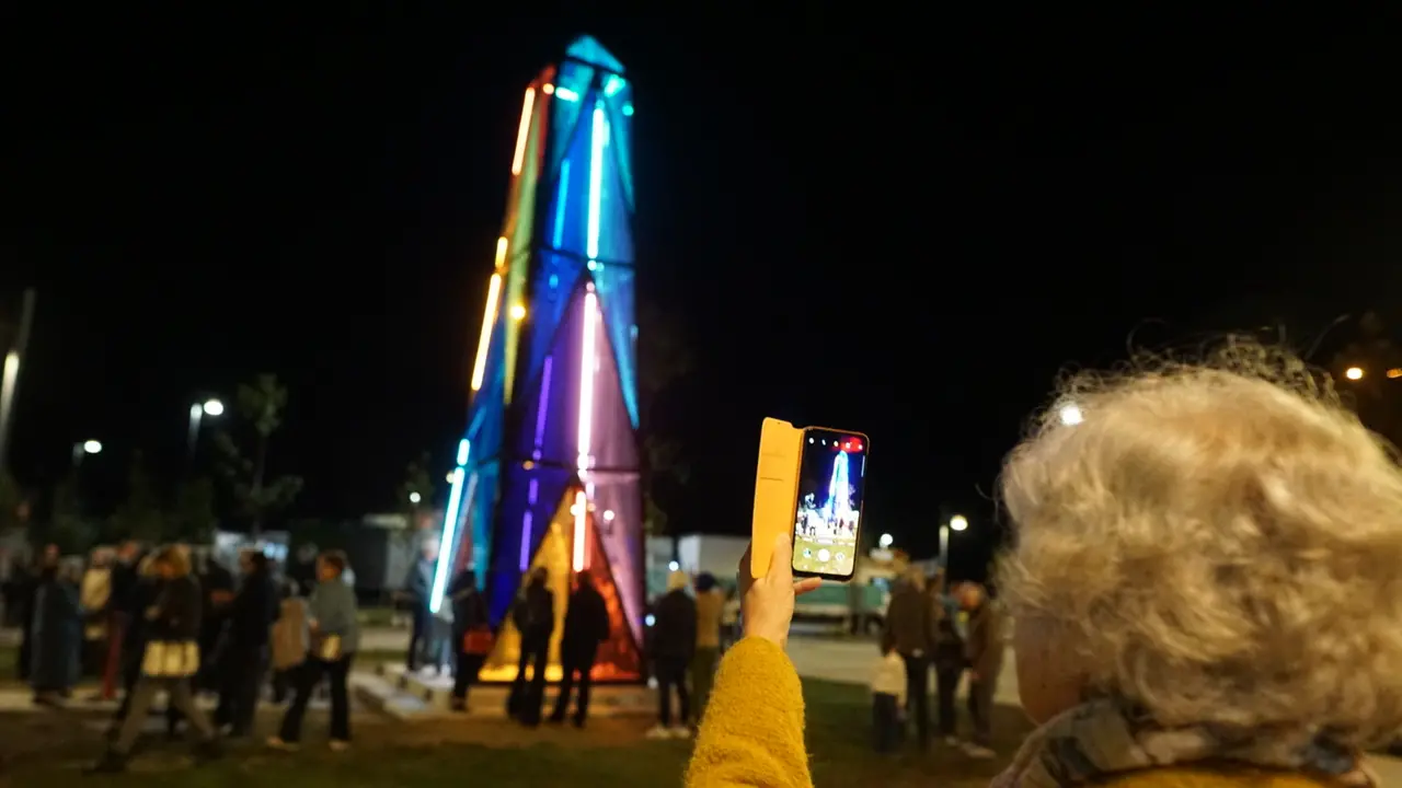 Cittadini attorno a Go!Pharus illuminato: l'accensione è avvenuta in serata. Foto Marega e Bumbaca.