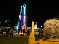 Cittadini attorno a Go!Pharus illuminato: l'accensione è avvenuta in serata. Foto Marega e Bumbaca.