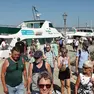 Turisti scendono a una fermata della linea marittima Delfino Verde