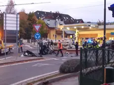 L'auto ribaltata dopo lo schianto contro la fontana ad Asiago: morti tre ventenni