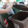 Un cestino delle immondizie in una foto d'archivio