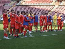 La squadra applaude la Curva dopo il pareggio con la Pergolettese (Lasorte)