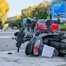 Il mezzo incidentato e i soccorsi sul posto. Foto Silvano