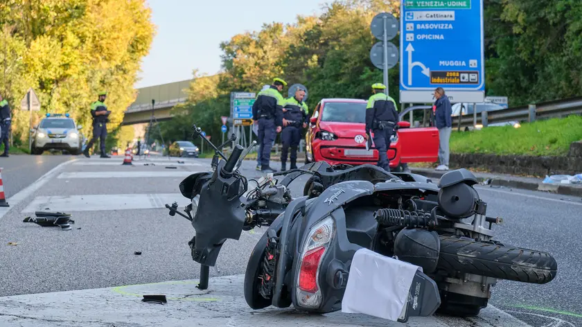 Il mezzo incidentato e i soccorsi sul posto. Foto Silvano