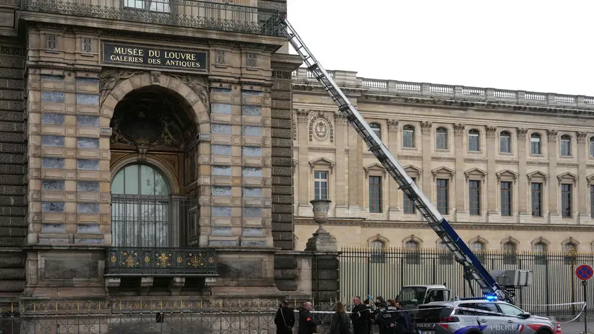 La scala usata dai ladri per entrare nel Museo (Ansa/Afp)