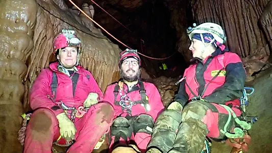 Nelle foto di Paolo Forti e di Riccardo Kriscjak, Pietro Rosenwirth all’interno della grotta “Norma Cossetto”