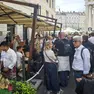 La calca di turisti in via Cassa di risparmio durante le giornate della Barcolana: oltre agli hotel erano piene anche le case vacanza Foto Andrea Lasorte