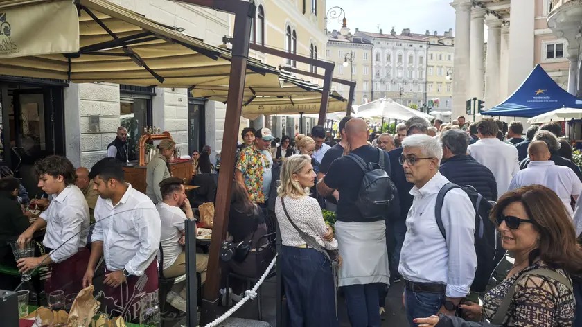 La calca di turisti in via Cassa di risparmio durante le giornate della Barcolana: oltre agli hotel erano piene anche le case vacanza Foto Andrea Lasorte