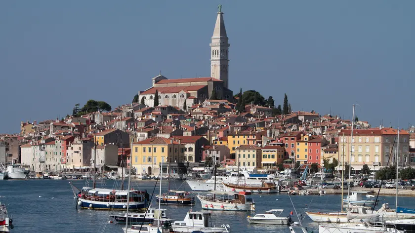 Scorcio della città di Rovigno, dove sono molti i lavoratori nel turismo
