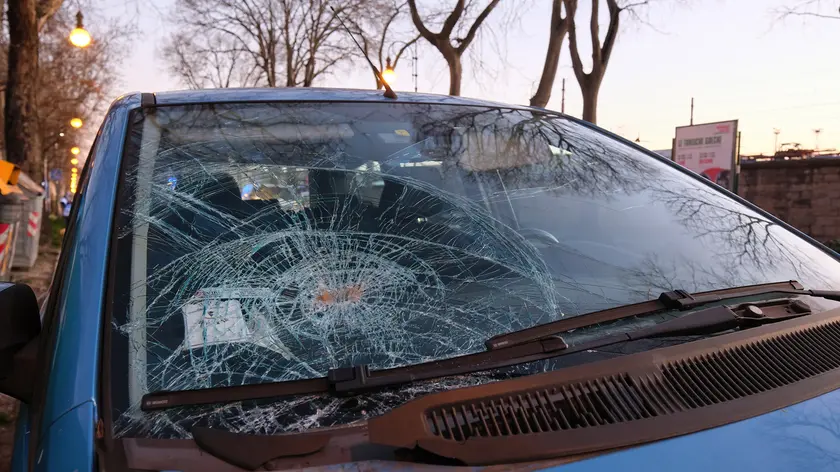L’auto che ha travolto Rogelja in viale Miramare: il conducente dice di non essersi accorto di nulla foto Silvano