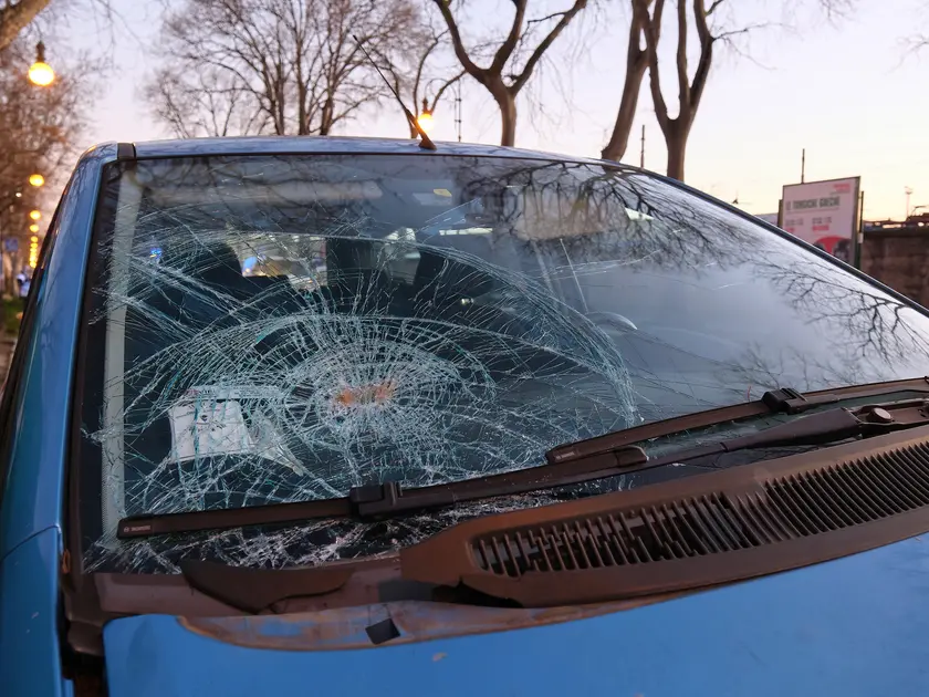 L’auto che ha travolto Rogelja in viale Miramare: il conducente dice di non essersi accorto di nulla foto Silvano