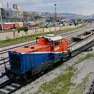 Un locomotore Adriafer, il mezzo in manovra sui binari interni al porto di Trieste