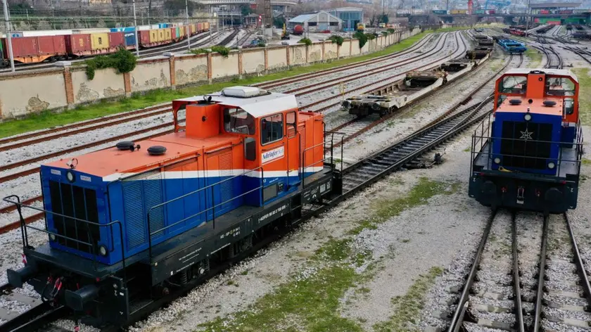 Un locomotore Adriafer, il mezzo in manovra sui binari interni al porto di Trieste
