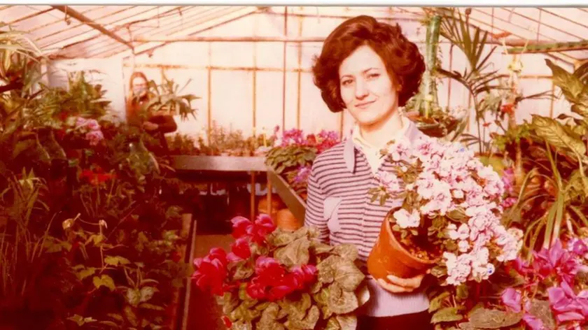 In una foto d’epoca Anna Maria Pontel tra i suoi amati fiori
