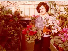 In una foto d’epoca Anna Maria Pontel tra i suoi amati fiori