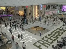 Una scena di Orwell 2+2=5