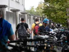 Operai all’esterno del cantiere in una foto di Katia Bonaventura