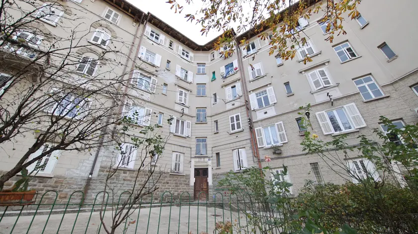 Il condominio in cui sono stati trovati i due giovani accoltellati (Lasorte)