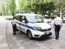 Una pattuglia della polizia locale a Monfalcone