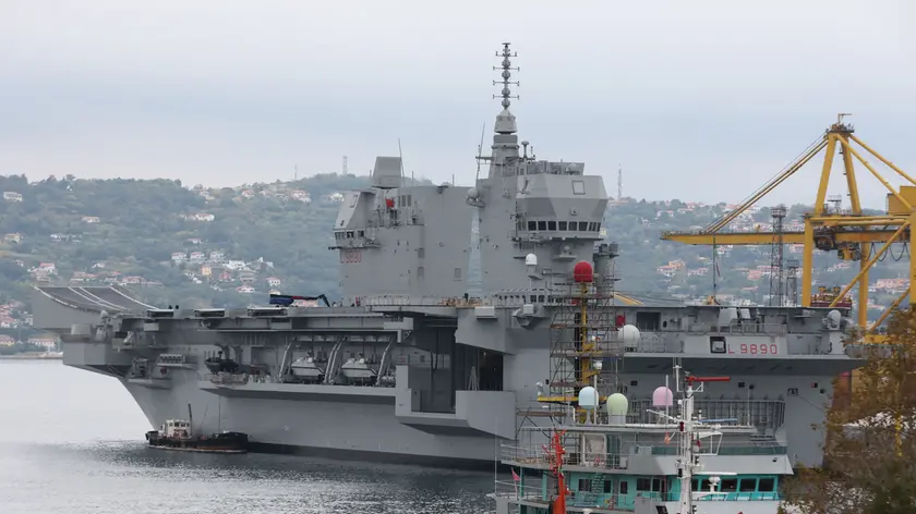 La Nave Trieste della Marina Militare ormeggiata da giorni al Molo VII foto Andrea Lasorte