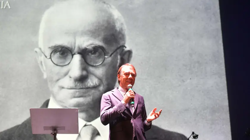 Sullo schermo c’è Einaudi e la presentazione di Cangini Foto Bruni