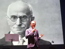 Sullo schermo c’è Einaudi e la presentazione di Cangini Foto Bruni