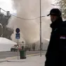 Uno dei tendoni in fiamme davanti al parlamento serbo. Foto Epa