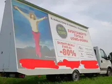 Il camion vela con l’immagine di Gesù in croce con i jeans
