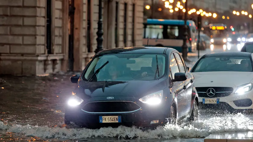 Maltempo a Trieste: le Rive allagate in una foto di Massimo Silvano