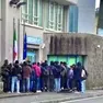 La folla di richiedenti asilo che mercoledì prima delle otto accalcava l’ingresso del Commissariato di via Foscolo