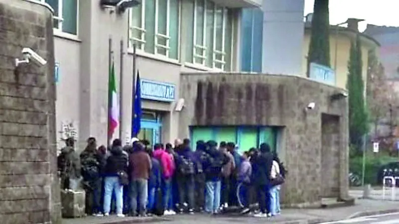La folla di richiedenti asilo che mercoledì prima delle otto accalcava l’ingresso del Commissariato di via Foscolo